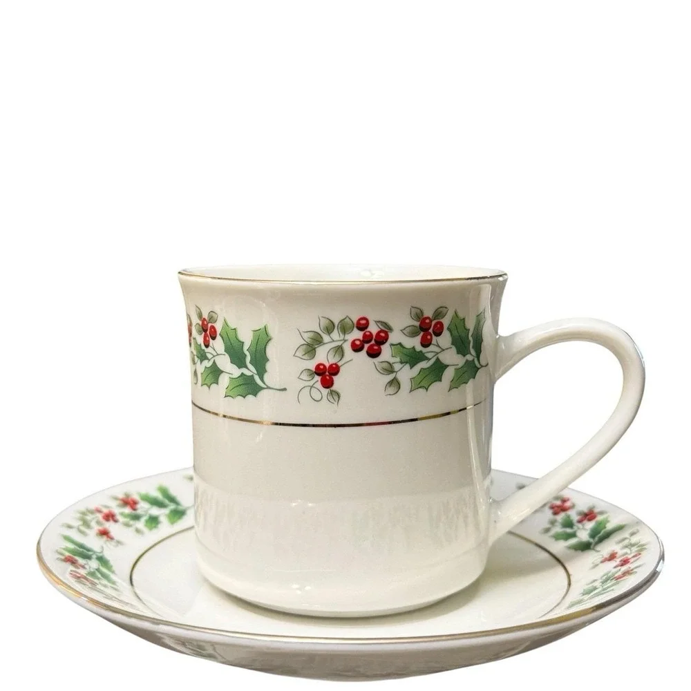 Gibson Holly Berries Christmas Cups & Saucers Set of 4 Holiday China‎ Gold Trim